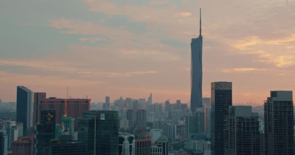 吉隆坡现代化的城市建筑和高塔 在美丽的夏日夕阳西下的天空中观看 从摩天大楼屋顶拍摄的静态录像 — 图库视频影像