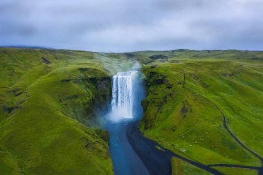 İzlanda 'nın en ünlü turistlerinden biri olan Skogafoss şelalesinin insansız hava aracı görüntüsü.