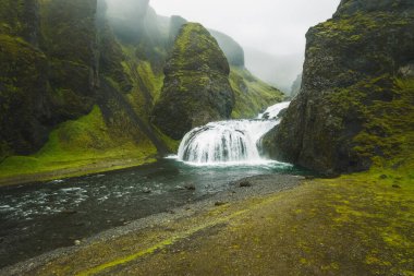 Yaz mevsiminde Stjornarfoss şelalelerinin güzel hava manzarası. İzlanda.