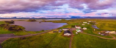 Myvatn, İzlanda 'nın destansı günbatımında havadan panoramik görüntüsü. Yeşil Düzlüklerdeki Volkanik Kraterler Bulutları ve gökyüzünü birbirine bağlar.