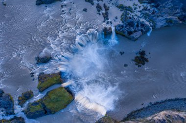 Yaz mevsiminde İzlanda 'da, gün batımında, Godafoss' un güzel şelalesinin yukarıdan görünüşü..