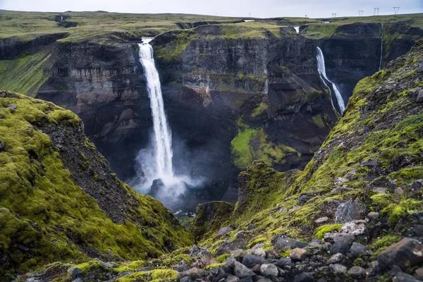 Dramatyczny Krajobraz Epickiego Wodospadu Haifoss Kanionie Landmannalaugar Islandia — Zdjęcie stockowe