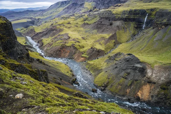 アイスランドの高地 ランドマンナローガル渓谷のフォッサ川の流れ 丘や崖は緑の苔で覆われています — ストック写真