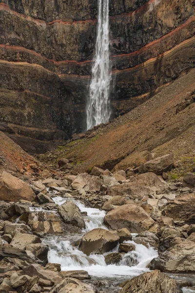 冰岛东部的亨吉福斯瀑布 亨吉佛斯是冰岛第三高的瀑布 周围是基底层 底部层之间有红色的粘土层 — 图库照片