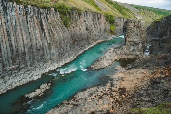 Kanion Bazaltowy Studlagil Rzadkimi Formacjami Bazaltu Wulkanicznego Niebieską Rzeką Topniejącej — Zdjęcie stockowe