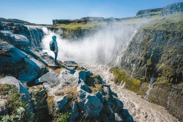 Mujer Acantilado Dettifoss Cascada Más Poderosa Europa Islandia —  Fotos de Stock