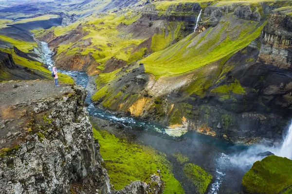 女性徒步旅行者欣赏冰岛的高地 福萨河流经Landmannalaugar峡谷 山崖上覆盖着青苔 — 图库照片