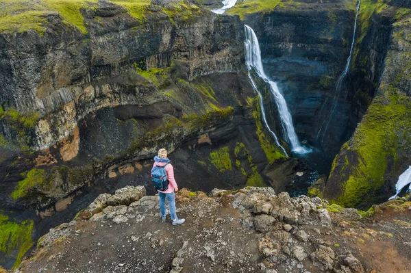 Εναέρια Πάνω Άποψη Της Γυναίκας Σακίδιο Απολαμβάνοντας Icelandic Highland Και — Φωτογραφία Αρχείου