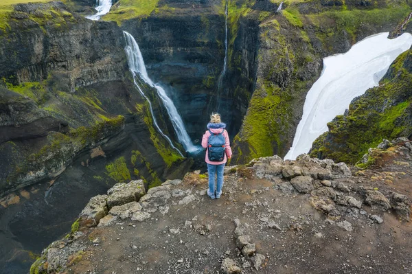Vista Aérea Acima Mulher Com Mochila Desfrutando Icelandic Highland Cachoeira — Fotografia de Stock