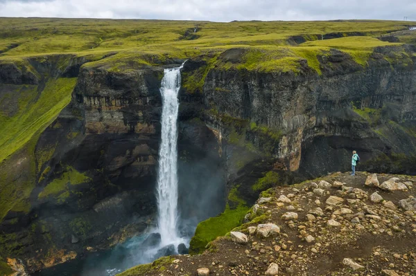 Vista Aérea Mulher Com Mochila Desfrutando Cachoeira Haifoss Islândia Highlands — Fotografia de Stock