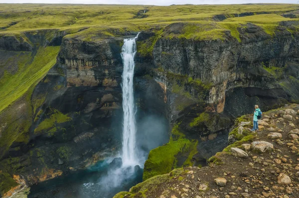 Luftaufnahme Einer Frau Mit Rucksack Die Den Haifoss Wasserfall Isländischen — Stockfoto