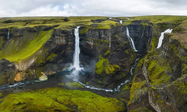 Dramatyczny Krajobraz Epickiego Wodospadu Haifoss Kanionie Landmannalaugar Islandii Widok Lotu — Zdjęcie stockowe