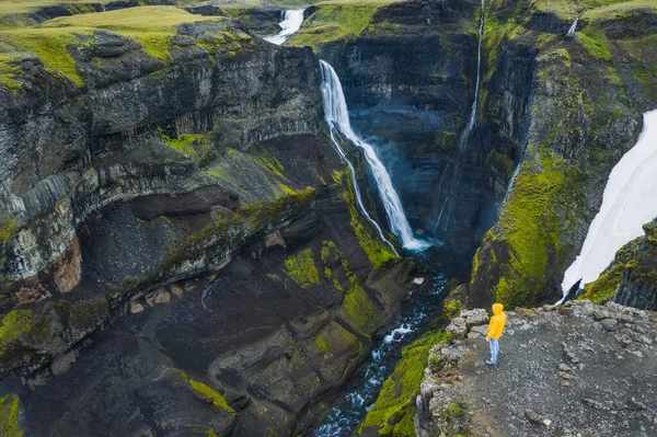 Homme Manteau Jaune Profitant Cascade Haifoss Dans Canyon Landmannalaugar Islande — Photo