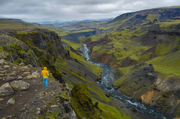 アイスランド高地の谷とハイフォスの滝を楽しむ崖の端に立つ人間の空中ビュー — ストック写真