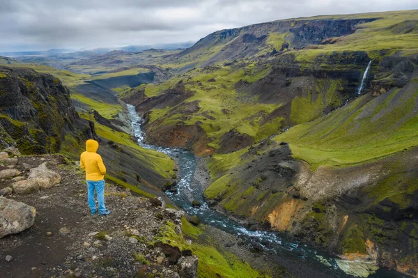 俯瞰冰岛高山谷地和佛萨河风光的空中美景 蓝色的溪流 青山青苔覆盖的悬崖 — 图库照片