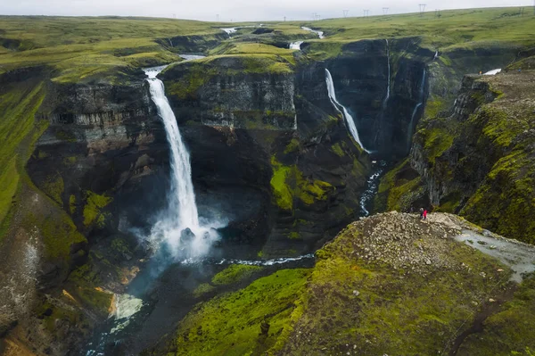 冰岛Landmannalaugar峡谷中史诗般的海佛斯瀑布的戏剧性景观 空中全景无人驾驶飞机视图 — 图库照片