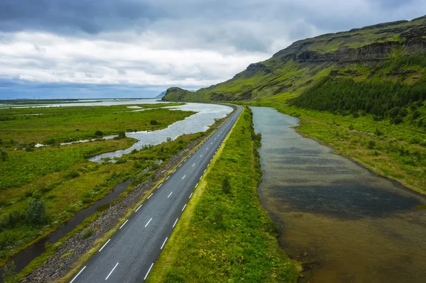 Ισλανδία Αεροφωτογραφία Βουνό Χωράφι Και Ποτάμι Τοπίο Στην Ισλανδία Εκείνη — Φωτογραφία Αρχείου