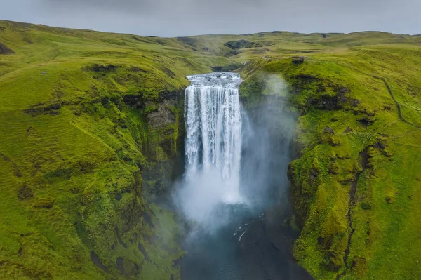 从空中俯瞰斯科加福斯瀑布 从空中看冰岛的风景 冰岛著名的地方 从无人机上看风景旅行概念 — 图库照片