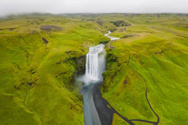 アイスランド スコガフォスの滝の空中ビュー 空気からアイスランドの風景 アイスランドの有名な場所 ドローンからの風景 旅行のコンセプト — ストック写真