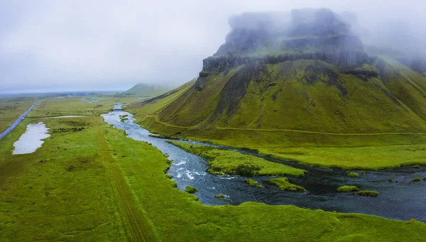 从空中俯瞰高山 田野和河流 冰岛的风景在白天的时候 从无人机上看到的夏天 多云的天气 田里的青草旅行和度假形象 — 图库照片