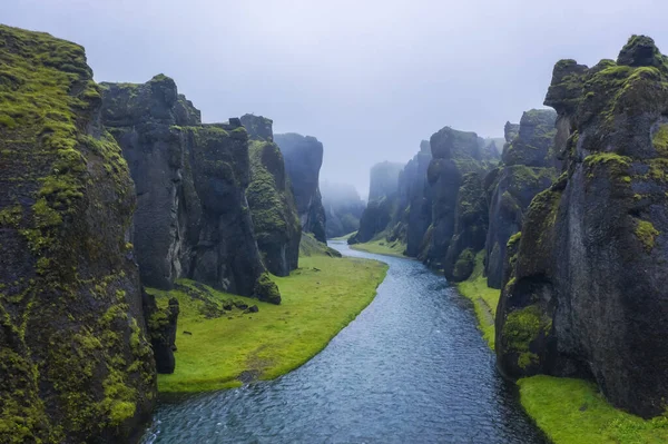 雨の日にアイスランドの有名なユニークなFjadrgljufur渓谷 苔むした崖や山の川 アイスランドを訪れる観光客にとって興味深いのは — ストック写真