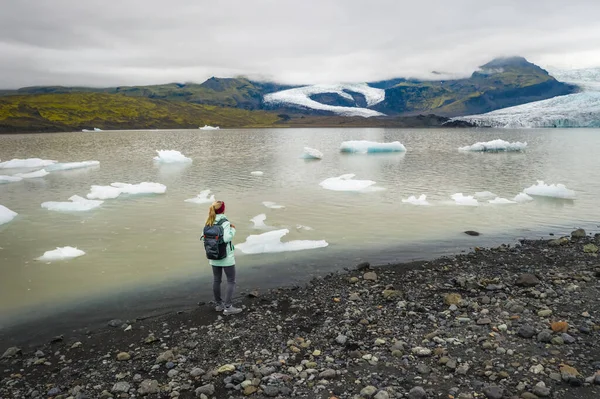 Mulher Viajante Paisagem Cênica Lagoa Glaciar Fjallsarlon Islândia Com Céu — Fotografia de Stock