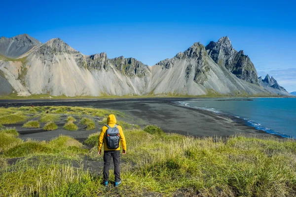 在冰岛东南海岸的斯托克克尼斯海角上 一个背负背包的男人 背着黑色沙丘 带着欧洲冰岛Vestrahorn夏季全景 空中全景射击 — 图库照片
