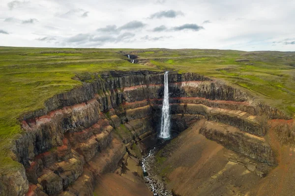 Vista Aérea Cachoeira Hengifoss Islândia — Fotografia de Stock