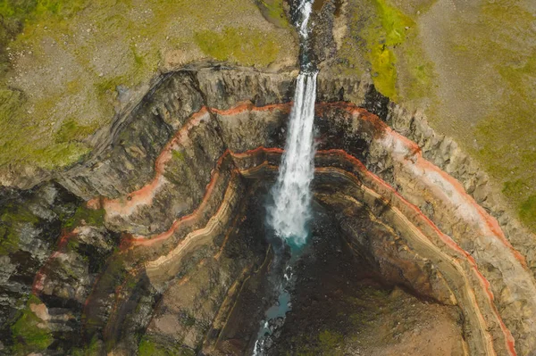 从空中俯瞰冰岛东部的亨吉福斯瀑布 冰岛第三高的瀑布 周围是玄武岩层 玄武岩层之间有红色的粘土层 — 图库照片