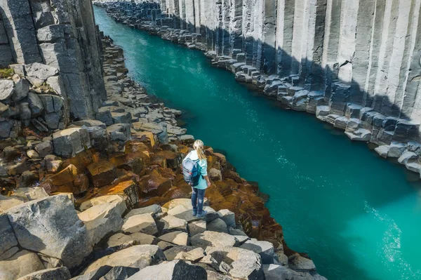 Wanderin Mit Rucksack Genießt Studlagil Canyon Einzigartige Basaltkolonien Jokulsa Und — Stockfoto