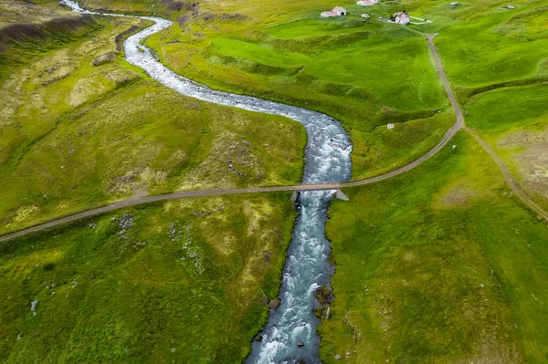 アイスランド 青い山の川を渡って道路や小さな橋の空中ビュー アイスランドの風景の空中風景 旅行休暇のコンセプト — ストック写真