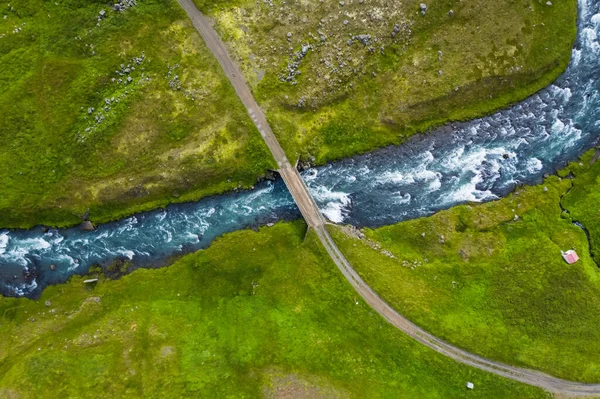 Islândia Vista Aérea Estrada Pequena Ponte Sobre Rio Azul Montanha — Fotografia de Stock