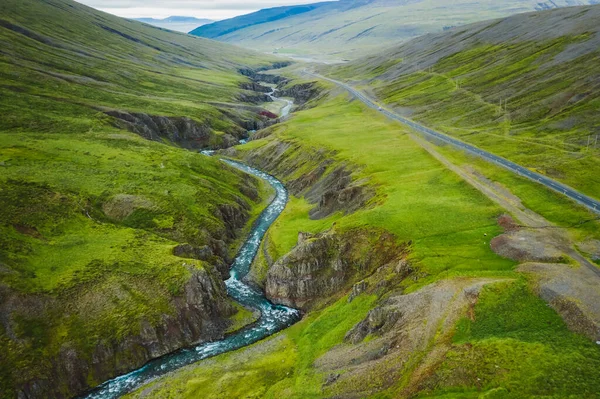 Letecký Pohled Odlehlou Horskou Silnici Řeku Údolí Severu Islandu Letní — Stock fotografie