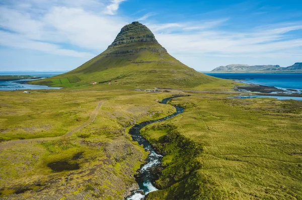 Vista Aérea Del Paisaje Montañoso Río Kirkjufell Islandia —  Fotos de Stock