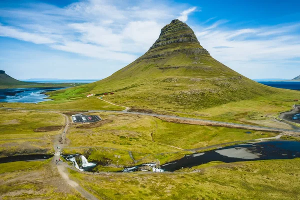 Vista Aérea Kirkjufell Paisaje Montaña Cascadas Por Debajo Islandia —  Fotos de Stock