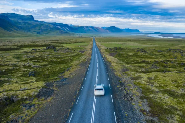 Eenzame Huurauto Rijden Afgelegen Weg Met Prachtige Landschappen Van Snaefellsnes — Stockfoto