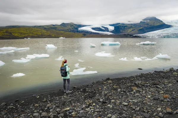 Mulher Viajante Paisagem Cênica Lagoa Glaciar Fjallsarlon Islândia Com Céu Imagem De Stock