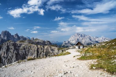Dağ Şapel Tre Cime di Lavaredo Dolomites Alps, İtalya için yakın.