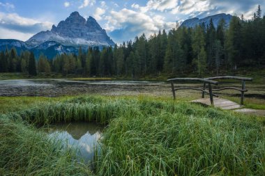 Lago Antorno Gölü 'nün havadan görünüşü, Tre Cime di Lavaredo Dağı arka planda, Dolomitler, İtalya.