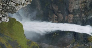 İzlanda 'daki en güzel Haifoss şelalesi..