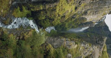 İzlanda 'daki Glymur şelalesinden ve derin kanyondan görüntüler..