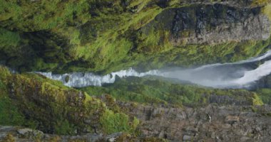 İzlanda 'daki en uzun ikinci İzlanda şelalesi Glymur Majestic vadisi, şelale, kaya ve taş manzarası Hvalfjordur Fjord.