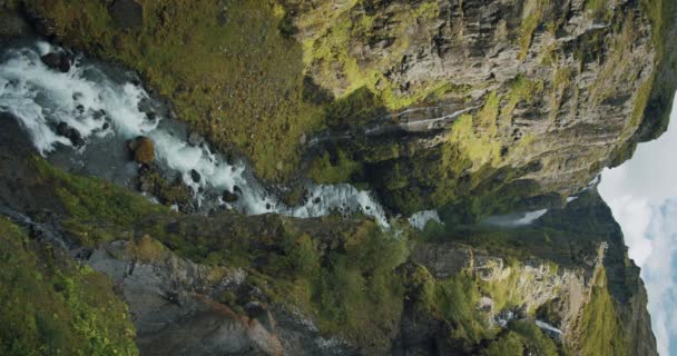 アイスランドのグリムール滝につながる素晴らしい緑の峡谷 — ストック動画