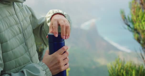 寒い気候の山の森アナガの上に熱い飲み物で魔法瓶を開ける女性の手 テネリフェ島で冬の女の子のハイキング旅行スペインヨーロッパ 自然景観 — ストック動画