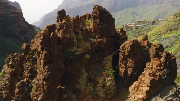 泰诺国家公园Masca Gorge和村庄 无人机在巨大的火山绿山上空飞行 周围被白雾笼罩 Tenerife加那利群岛西班牙欧洲空中 准备金 — 图库视频影像