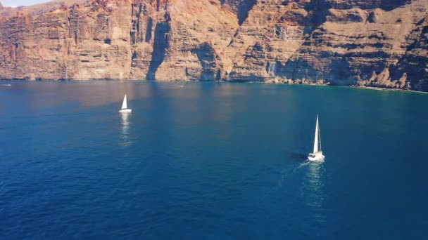 Énormes Hautes Montagnes Yacht Blanc Solitaire Dérivant Dans Les Eaux — Video