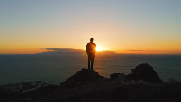 Person Standing Top Rock Epic Mountain Viewpoint Colorful Sunset Endless — Video Stock