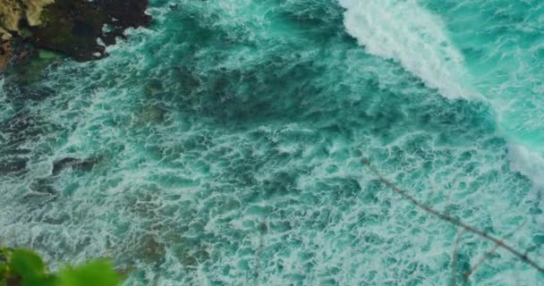 海岸线的背景 海洋动力海滩冲浪清澈的海浪与白色泡沫飞溅冲刷岩石海岸 能量运动 — 图库视频影像