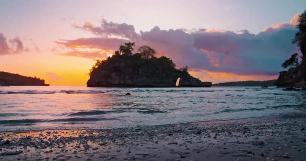 Indian Ocean Tropical Beach Small Rocky Island Colorful Sunset Yellow — Vídeo de Stock