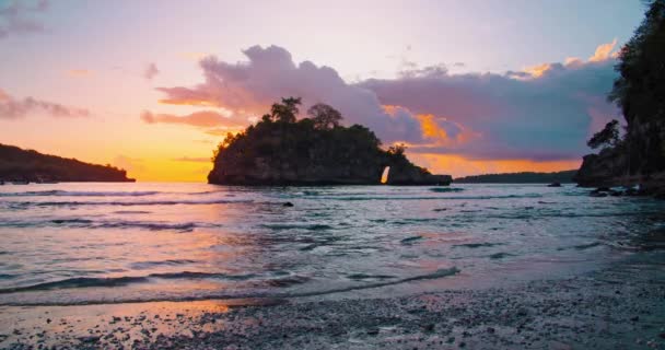 海岸からの海の静的な眺め カラフルな夕日で牧歌的なラグーンと小さな熱帯の島 ヌサペニダインドネシアのクリスタルベイビーチ サンディ海岸線 — ストック動画